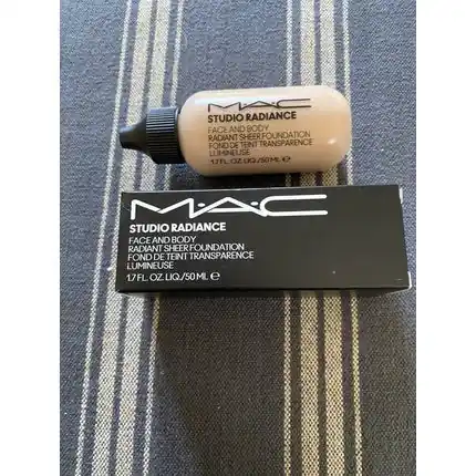 Expediere rapidă Fond de ten lichid, Mac Studio Radiance Face & Body, 50ml