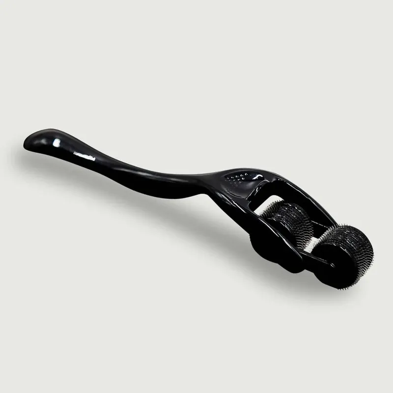Roller dublu cu vârfuri cu mâner ergonomic curbat - negru Chilipir