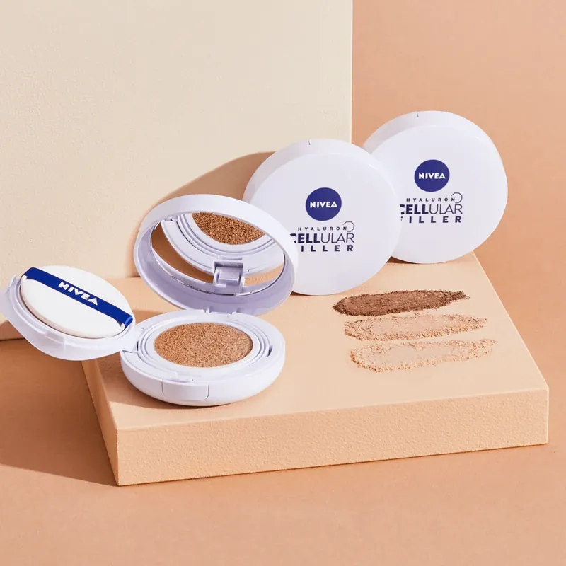 Noutate Nivea Cellular Expert Finish 3-in-1 Care Cushion, cremă antirid-primer într-o pernă, 03 dark, SPF 15, 15 g